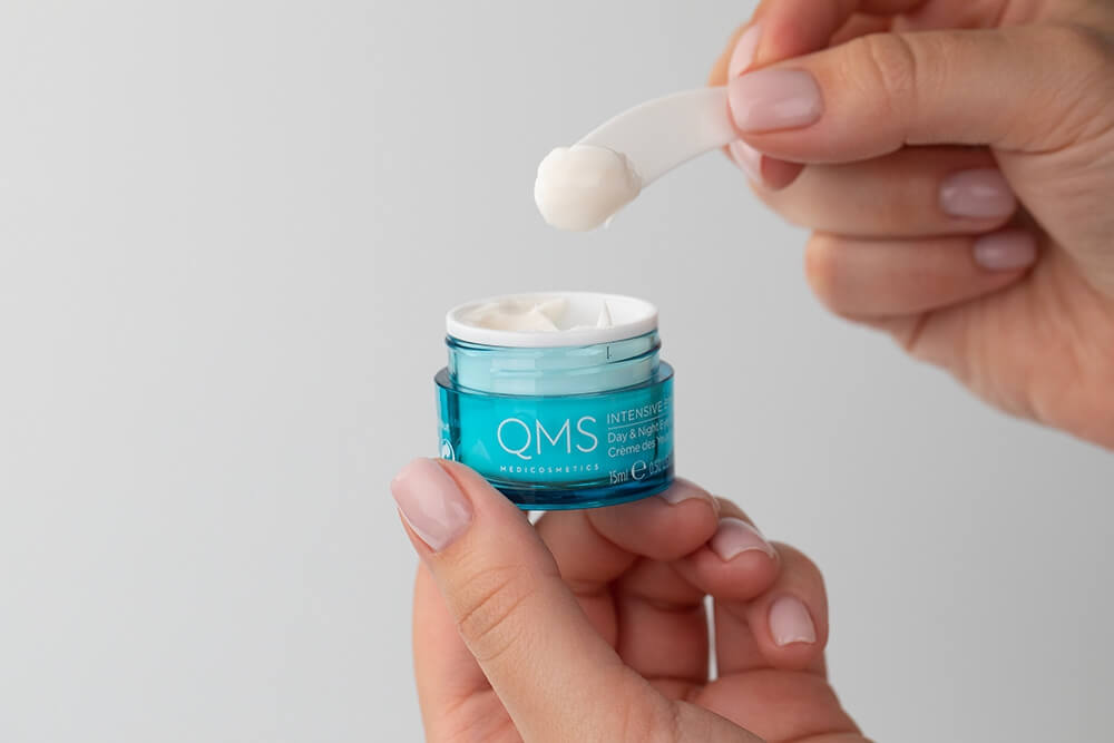 Klant gebruikt QMS Medicosmetics huidverzorgingsproduct bij Cryon schoonheidssalon in Breda