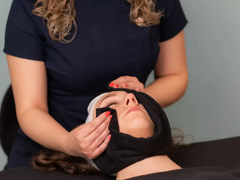 Cryon schoonheidsspecialist geeft een professionele gezichtsbehandeling aan een klant in de salon in Breda.