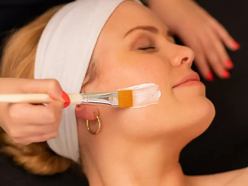Klant krijgt een masker aangebracht Schoonheidssalon Cryon