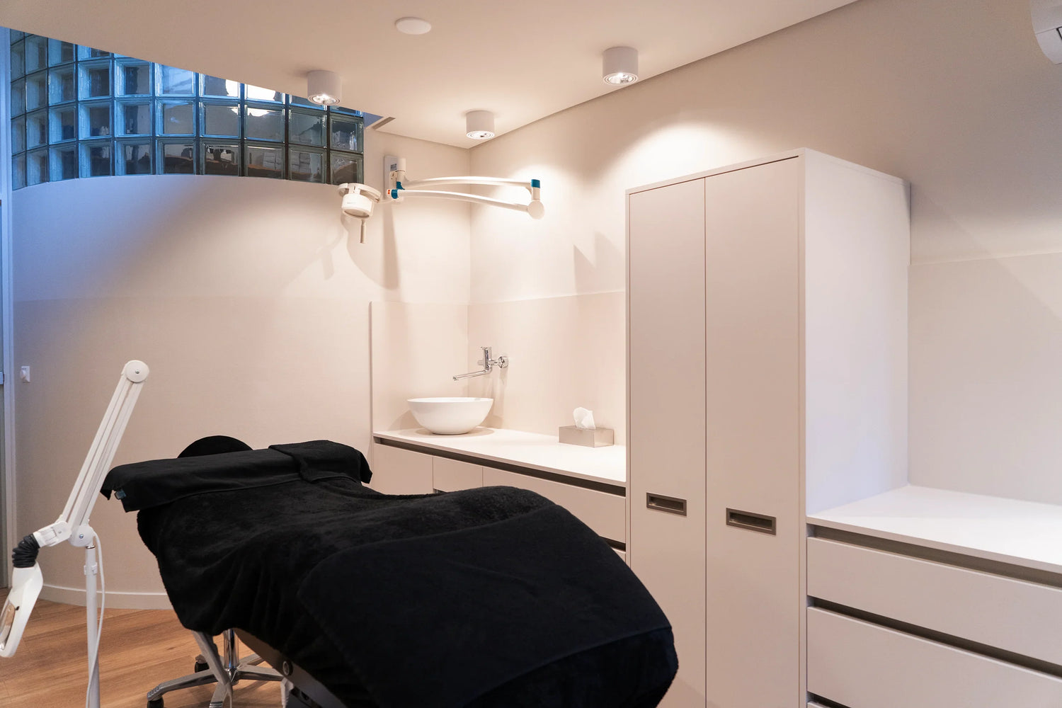 Cryon - luxe schoonheidssalon met comfortabele behandeltafel en moderne faciliteiten