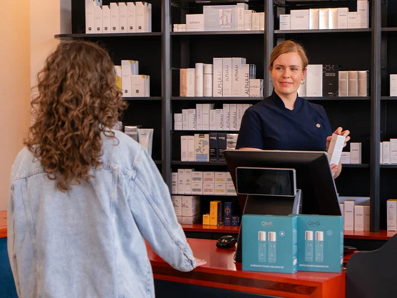 Klant bij Cryon Schoonheidssalon met schoonheidsproducten en professionele huidverzorging