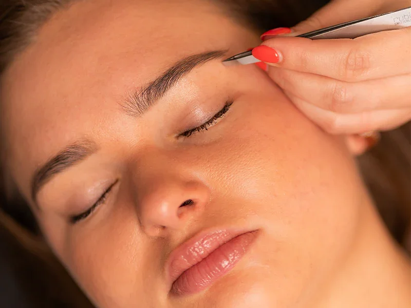 Wenkbrouwcorrectie met pincet - Cryon Schoonheidssalon