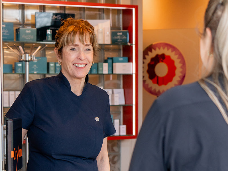 Cryon specialist opent de deur voor een klant bij schoonheidssalon in Breda