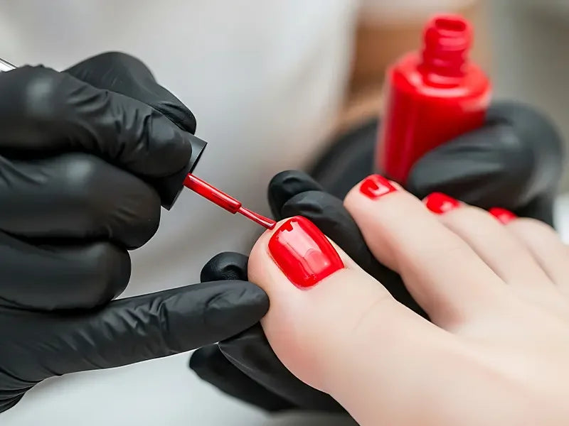 Rode nagellak appliceren - professionele pedicure behandeling - Cryon Schoonheidssalon