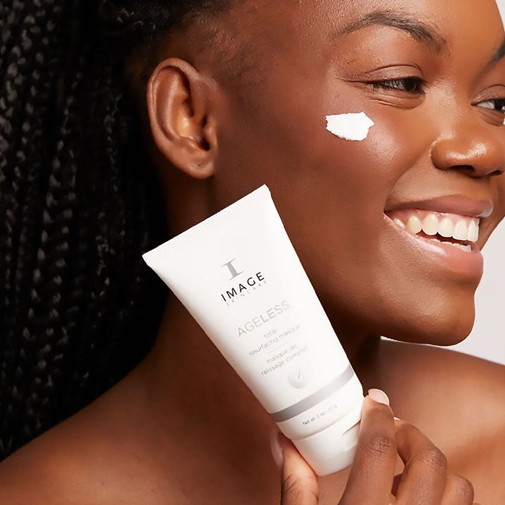 Model met IMAGE Skincare Ageless Total Resurfacing Masque