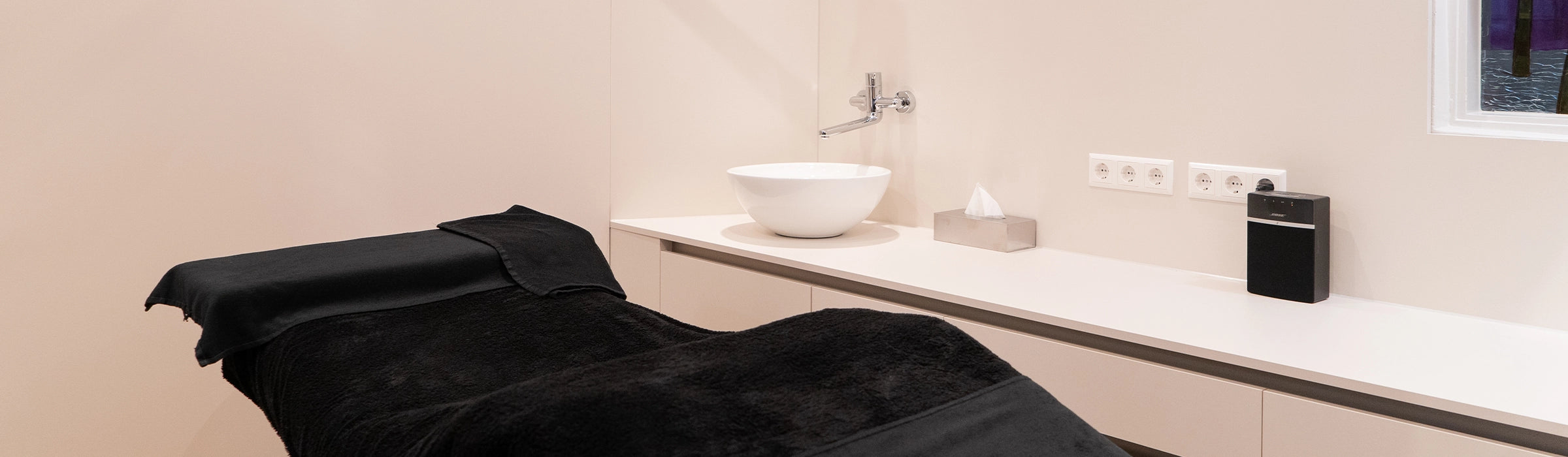 Banner van de behandelkamer bij Cryon schoonheidssalon in Breda – professionele huidbehandelingen en huidverbetering