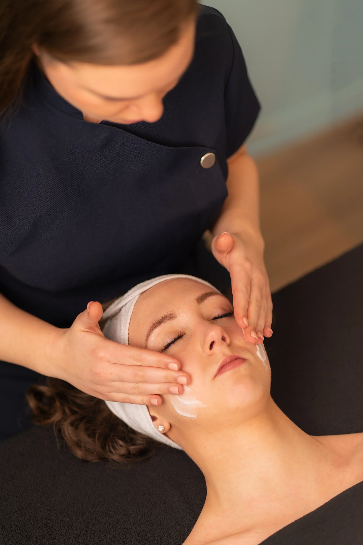 Gezichtsbehandeling met hydraterende crème - Cryon Schoonheidssalon