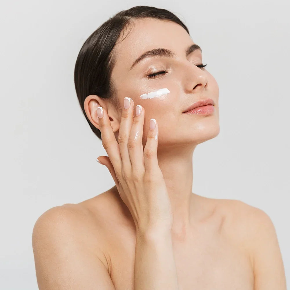Vrouw met crème op gezicht, huidverzorging, Cryon Schoonheidssalon