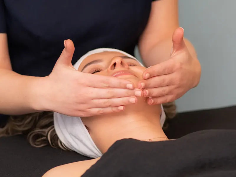 Klant ontvangt een gezichtsbehandeling bij Cryon schoonheidssalon in Breda – specialist in huidverbetering